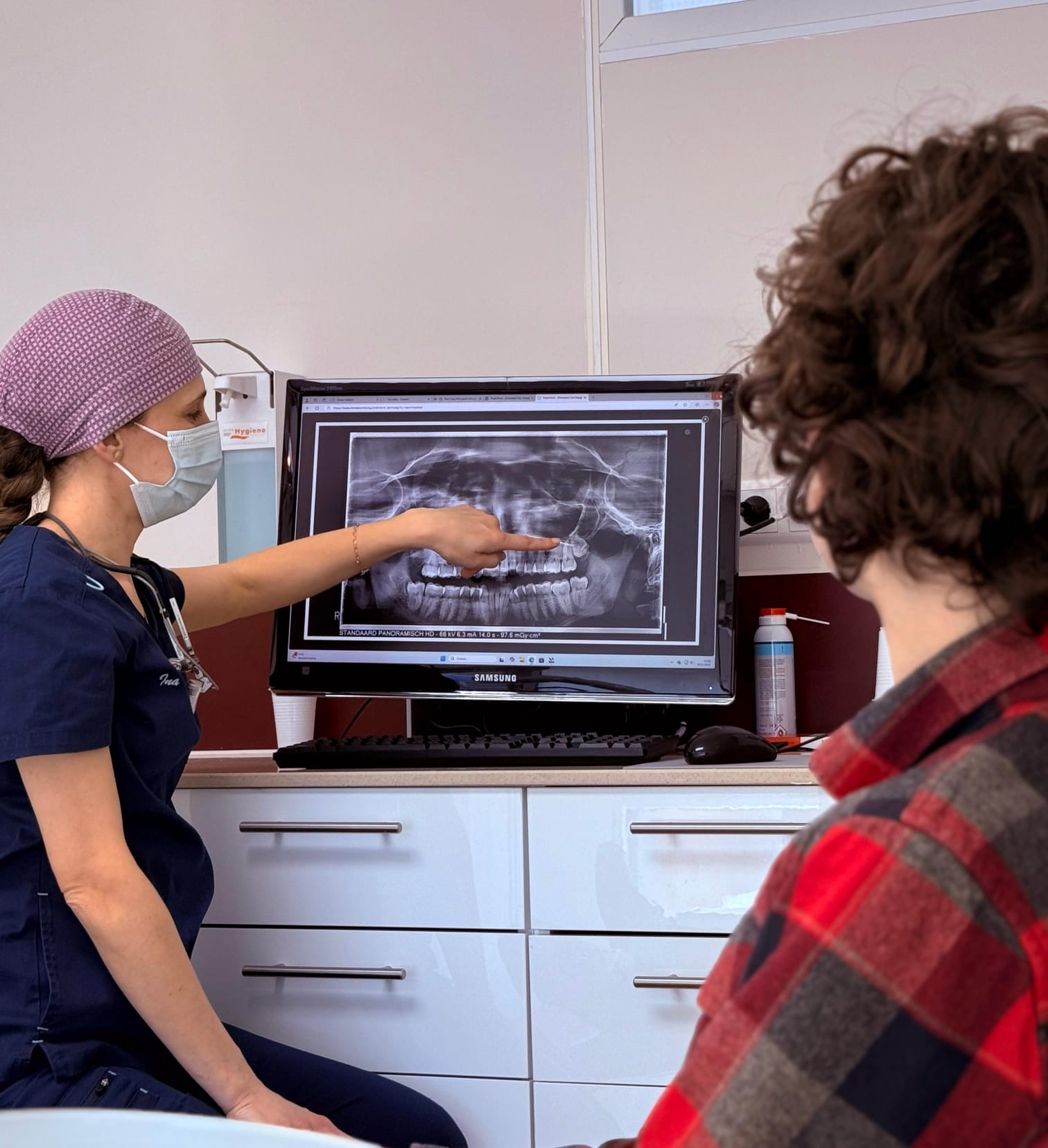 Arts legt uit bij DenHaag Dentalart