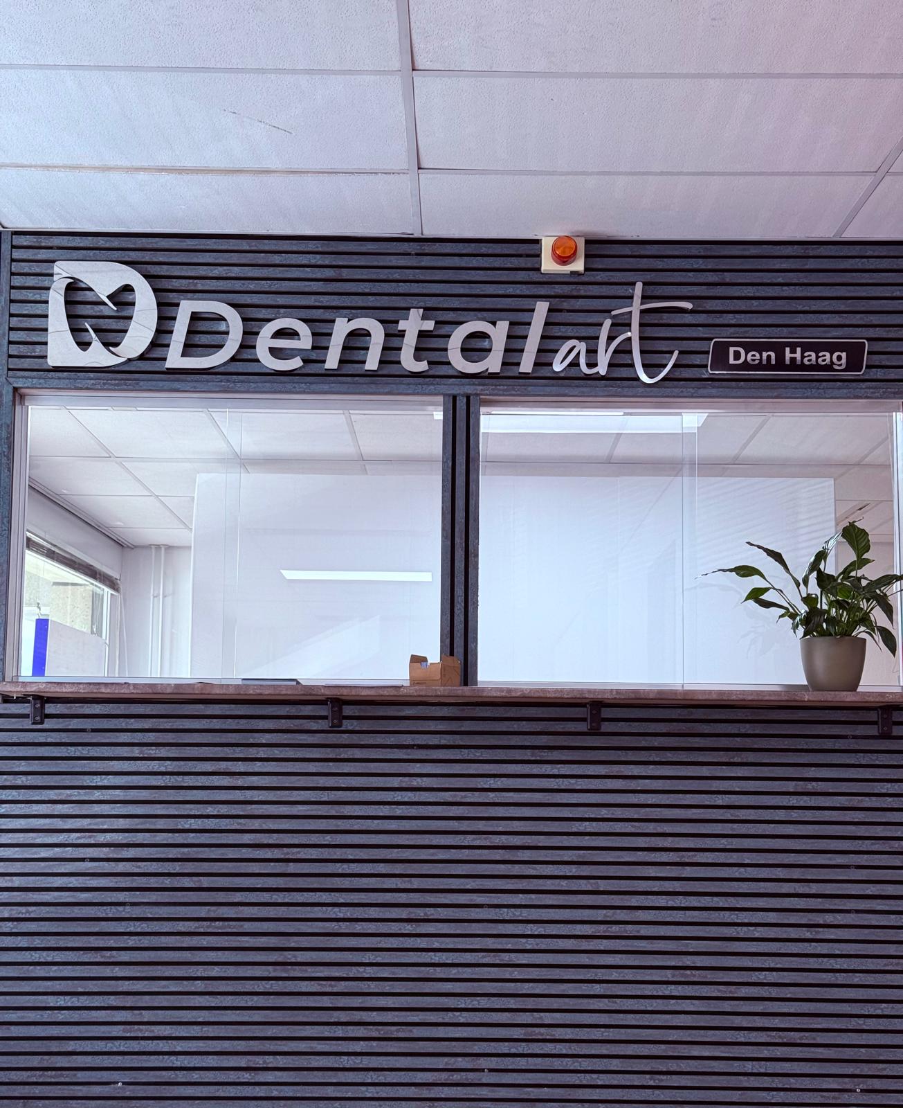 Voorkant balie DenHaag Dentalart